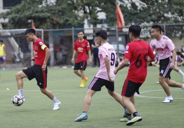 Pha tranh bóng đầu tiên.