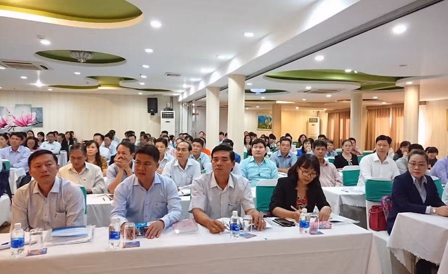 200 cán bộ quản lý cơ sở giáo dục phổ thông cốt cán của 5 tỉnh phía Nam đến dự đông đủ