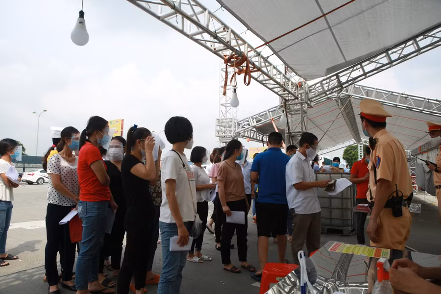 Ông Vũ Ngọc Oánh, Phó tổng giám đốc Công ty cổ phần BOT Pháp Vân - Cầu Giẽ cho biết: ""Sau khi Hà Nội nới lỏng phòng dịch, lưu lượng phương tiện trên tuyến cao tốc tăng cao, dẫn tới ùn tắc cục bộ tại chốt kiểm dịch trạm thu phí Pháp Vân trong hôm nay. Người dân từ các tỉnh về Hà Nội đều phải dừng lại để khai báo y tế, kiểm tra giấy tờ xét nghiệm"".