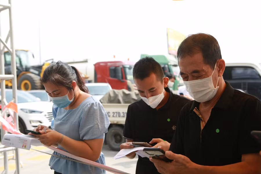 Hàng dài phương tiện giao thông nối đuôi nhau ra, vào TP Hà Nội sau khi nới lỏng giãn cách ảnh 9