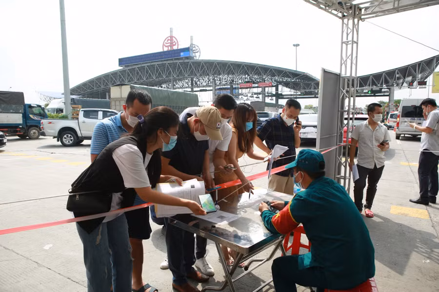 Hôm nay là ngày đầu tiên cao tốc Pháp Vân - Cầu Giẽ thu phí trở lại sau thời gian tạm ngừng do Hà Nội áp dụng Chỉ thị 16. Đơn vị quản lý mở 8 làn xe, trong đó 4 làn cho luồng xanh, 4 làn cho các xe còn lại.