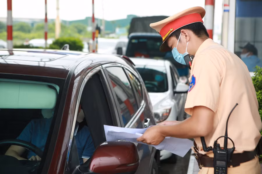 Khi đi qua trạm soát vé, người dân phải xuất trình giấy tờ tùy thân và làm các thủ tục kiểm soát dịch theo quy định.