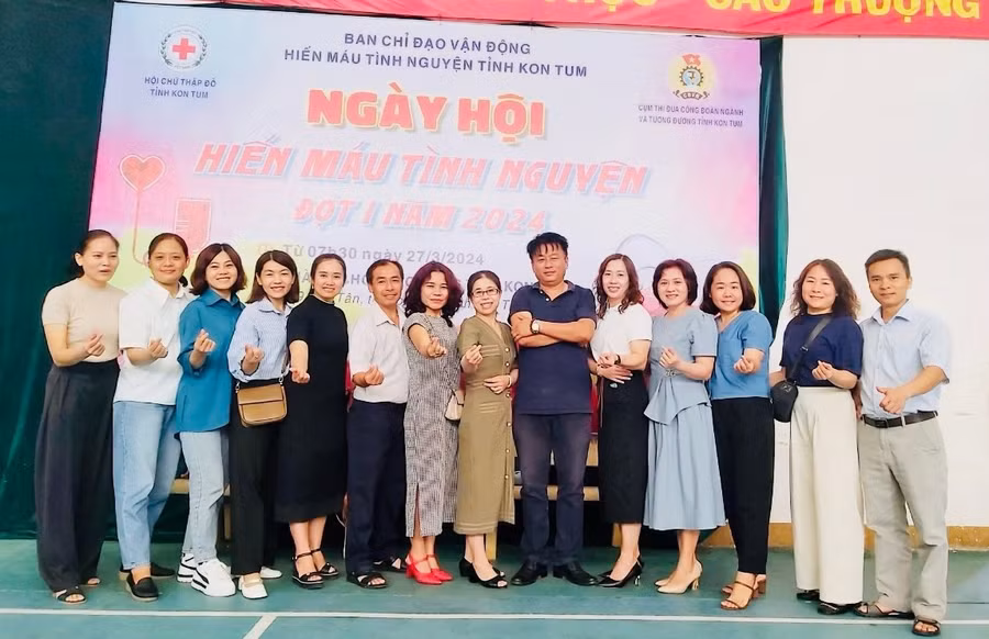 Cán bộ, giáo viên và người lao động thuộc Công đoàn ngành Giáo dục Kon Tum tham gia hiến máu.