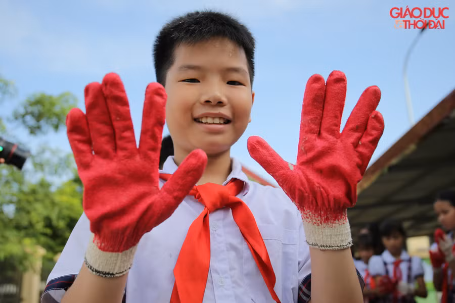 Đây là sự kiện mang ý nghĩa giáo dục nhằm tuyên truyền bảo vệ môi trường, bảo vệ gấu, khi các em học sinh tiểu học, dưới sự hướng dẫn và hỗ trợ của các thầy cô, các chú kiểm lâm, và các cô chú bảo vệ động vật - được tự tay xới đất, nhổ cỏ, trồng cây, và tưới cây.