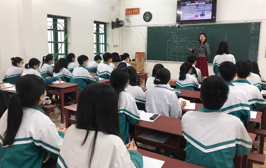 Cô Phạm Thị Thanh Huyền, giáo viên môn Hoá học kiểm tra kiến thức học sinh trong giờ ôn tập. Cô Phạm Thị Thanh Huyền, giáo viên môn Hoá học kiểm tra kiến thức học sinh trong giờ ôn tập.