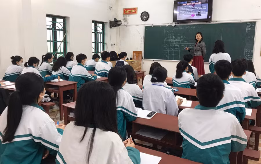 Cô Phạm Thị Thanh Huyền, giáo viên môn Hoá học kiểm tra kiến thức học sinh trong giờ ôn tập.