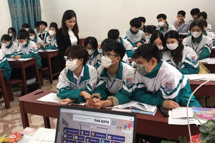 Cô Trần Thị Ngoan trong giờ ôn tập môn Giáo dục công dân cho học sinh. Cô Trần Thị Ngoan trong giờ ôn tập môn Giáo dục công dân cho học sinh.
