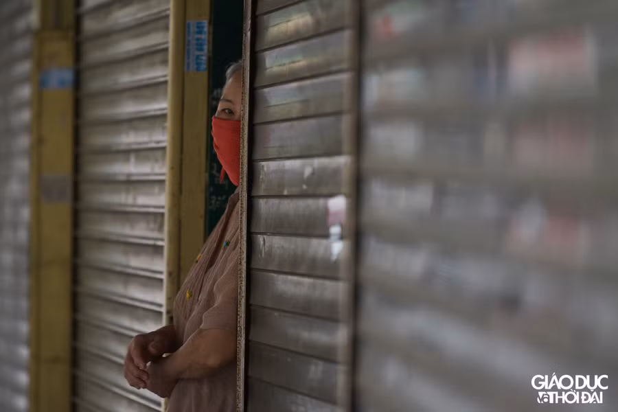 Rất nhiều những người lớn tuổi vẫn xung phong tham gia công tác giữ chốt, kiểm soát phòng dịch.