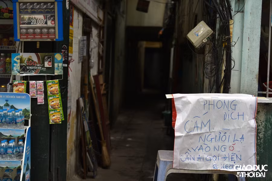 Những tấm khẩu hiệu được viết bằng tay, tuy đơn sơ nhưng cũng thể hiện được sự quyết tâm phòng chống dịch bệnh.