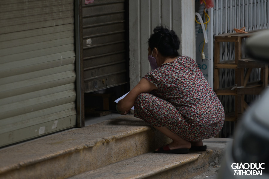 Cánh cửa chỉ hé mở một khoảng trống để người bên trong đủ để trò chuyện, nhận phiếu đi chợ với người bên ngoài. Vỡi những nỗ lực này, người Hà Nội hy vọng rằng, dịch Covid-19 sẽ sớm được kiểm soát. Người dân Thủ đô tin tưởng rằng, Việt Nam sẽ thắng đại dịch.