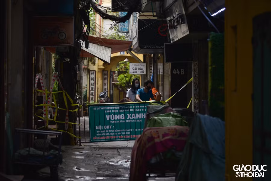 Trong cùng một con ngõ vẫn có sự "giãn cách" nhất định.