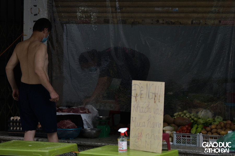 Những cửa hàng bán lương thực, thực phẩm cũng tự bảo vệ mình trước Covid-19 với vách ngăn nilon, cùng các dụng cụ khử khuẩn.