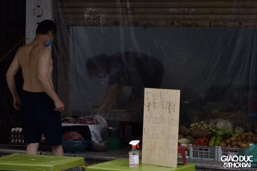 Những cửa hàng bán lương thực, thực phẩm cũng tự bảo vệ mình trước Covid-19 với vách ngăn nilon, cùng các dụng cụ khử khuẩn.