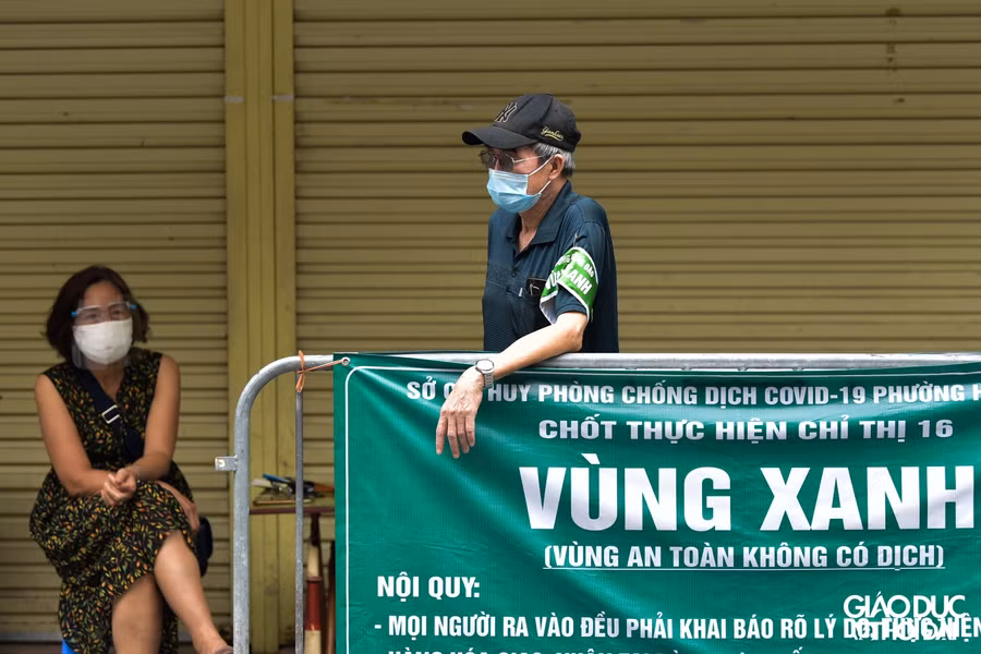 Rất nhiều "vùng xanh" được xác định, lập rào chắn đề đề phòng nguồn lây nhiễm từ bên ngoài xâm nhập vào khu dân cư.