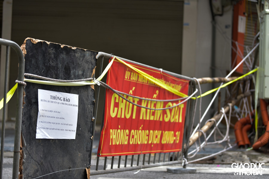 Nơi có sắt dùng sắt, nơi có gỗ dùng gỗ, thậm chí là cành cây, dây duy băng để lập chốt &quot;vùng xanh&quot;.