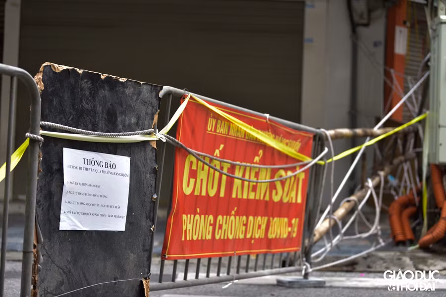 Nơi có sắt dùng sắt, nơi có gỗ dùng gỗ, thậm chí là cành cây, dây duy băng để lập chốt "vùng xanh".