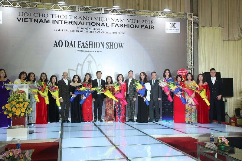 Ông Hồ Anh Tuấn - Chủ tịch Hiệp hội Phát triển Văn hóa Doanh nghiệp Việt Nam, ông Mạc Quốc Anh - Phó chủ tịch kiêm tổng thư ký hiệp hội các doanh nghiệp vừa và nhỏ thành phố Hà Nội, Chủ tịch CLB Áo dài VN – NTK Đỗ Trịnh Hoài Nam cùng các thành viên CLB áo dài Việt Nam ra mắt tại sự kiện