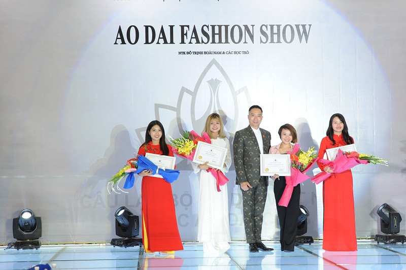 NTK Đỗ Trịnh Hoài Nam tặng hoa thương hiệu Bonlee Beauty đồng hành cùng sự kiện