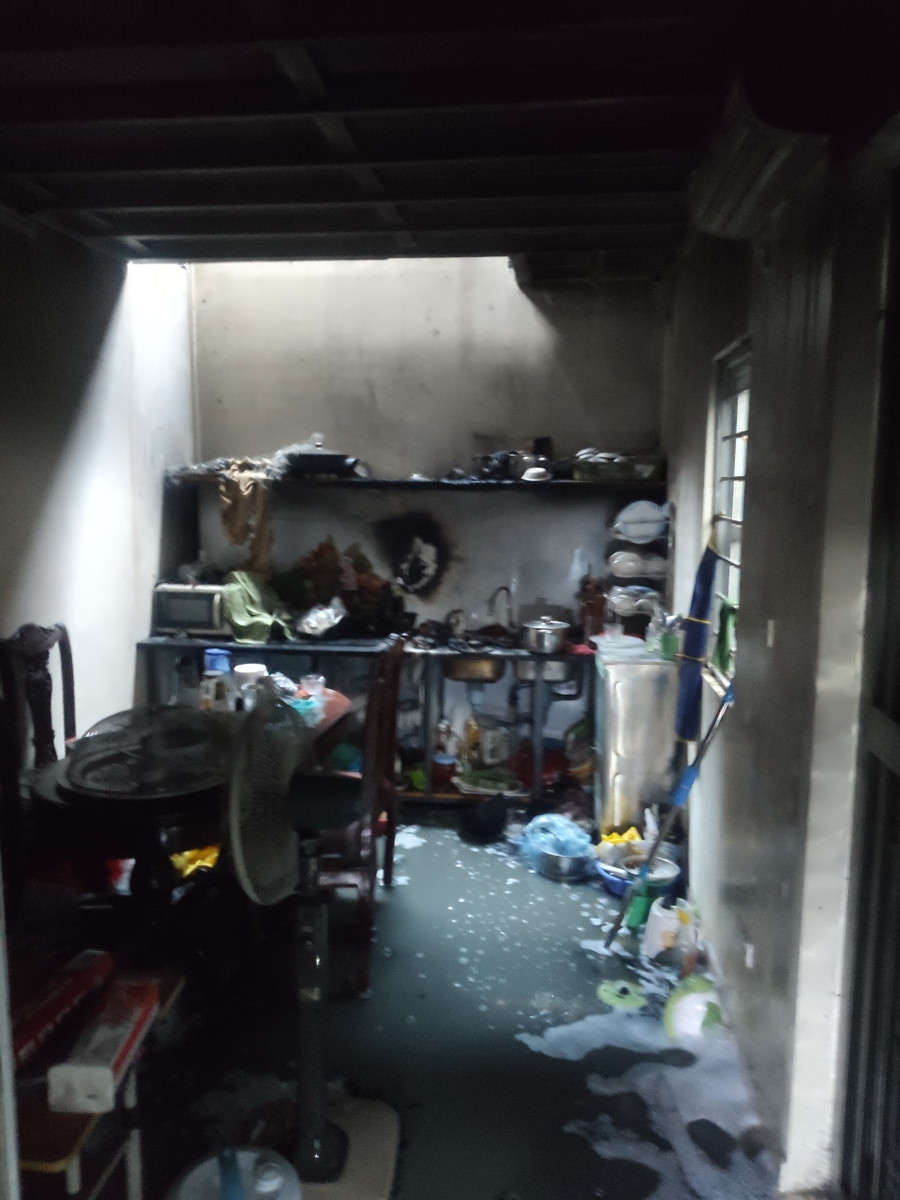 Hiện trường trong căn nhà bị cháy.