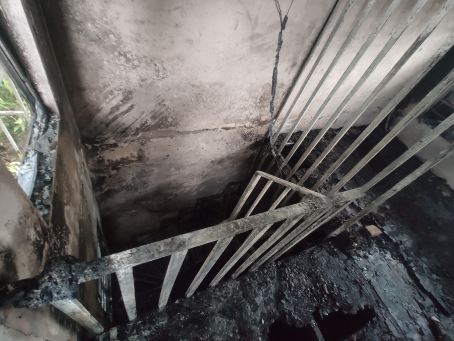 Phần gác của căn nhà bị cháy hoàn toàn.