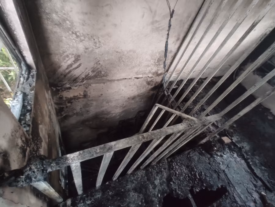 Phần gác của căn nhà bị cháy hoàn toàn.