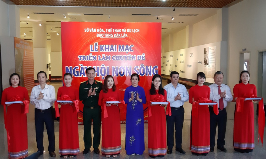 Các đại biểu cắt băng khai mạc triển lãm
