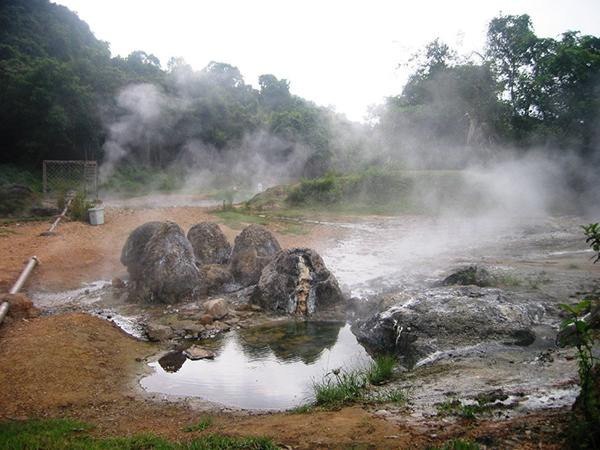 Suối nước nóng Bang khi chưa được "đánh thức". Suối nước nóng Bang khi chưa được "đánh thức".