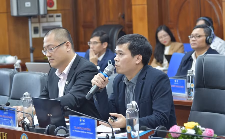 Đại biểu trình bày tham luận tại hội thảo. 