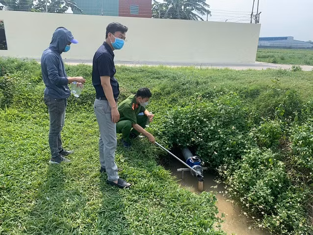 Cán bộ Phòng Cảnh sát môi trường thu mẫu nước thải tại Công ty GFT Unique.