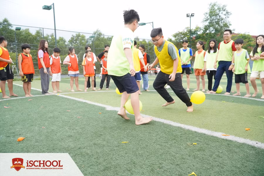 Tham gia các hoạt động team building vui nhộn.