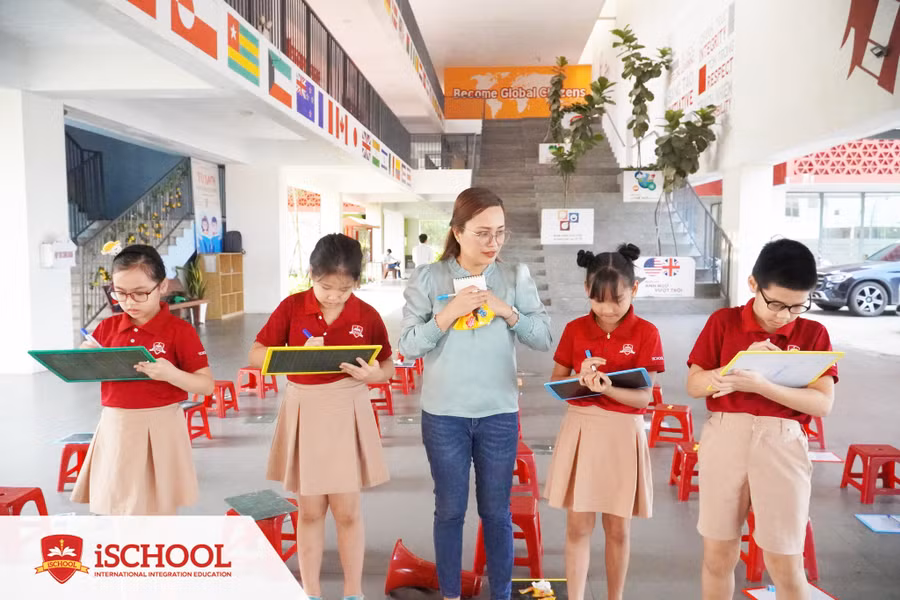 Học tiếng Anh với giáo viên người nước ngoài.