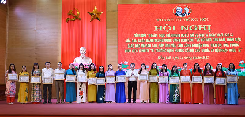 Bí thư Thành ủy Đồng Hới trao giấy khen cho các tập thể có thành tích tiêu biểu trong 10 năm thực hiện Nghị quyết số 29-NQ/TW.