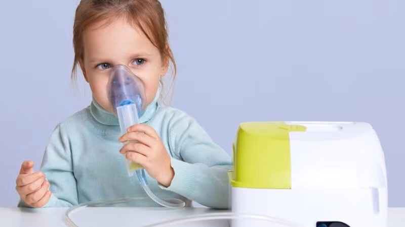 Trẻ bị viêm thanh quản khó thở sẽ phải dùng khí dung để dễ thở hơn