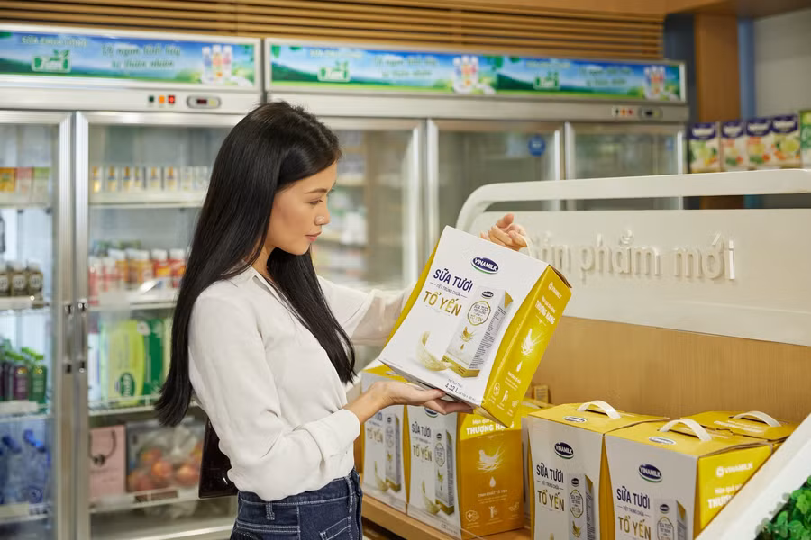 Tốt cho sức khỏe, thiết kế sang trọng, sữa tươi chứa tổ yến của Vinamilk thường được lựa chọn như một món quà thượng hạng cho những dịp đặc biệt.