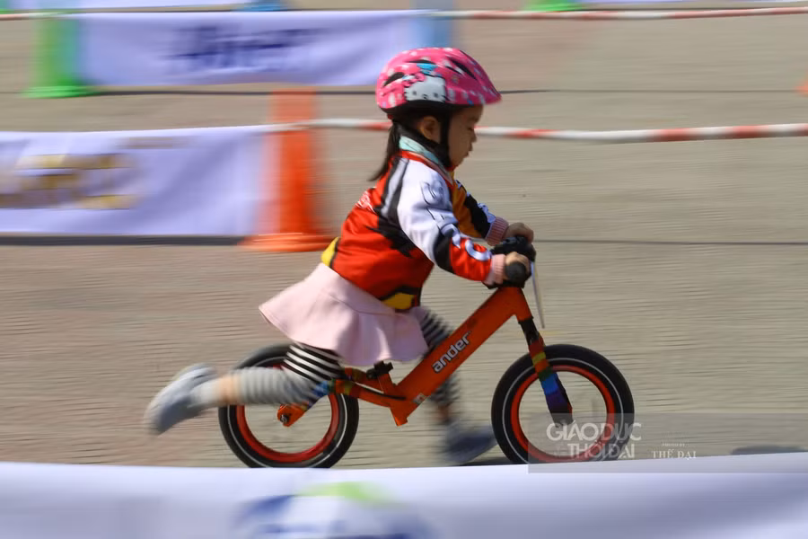 Không ít cua-rơ nữ nhí cũng tham gia cuộc đua.