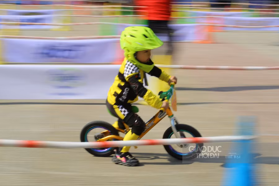 Gay cấn màn đua xe thăng bằng của những cua-rơ nhí ảnh 3