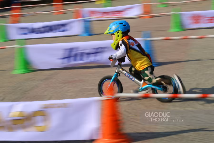 Màn rượt đuổi vô cùng gay cấn của những tay đua nhí.