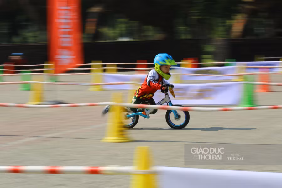 Gay cấn màn đua xe thăng bằng của những cua-rơ nhí ảnh 4