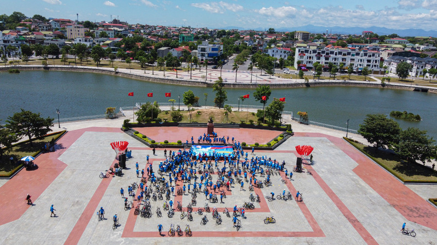 Đoàn dừng chân tại công viên Fidel ở thành phố Đông Hà. Đoàn dừng chân tại công viên Fidel ở thành phố Đông Hà.