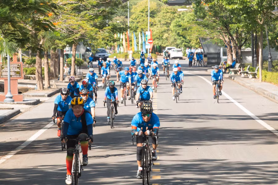 Đoàn Vận động viên tiến về Nghĩa trang liệt sĩ quốc gia Trường Sơn. Đoàn Vận động viên tiến về Nghĩa trang liệt sĩ quốc gia Trường Sơn.