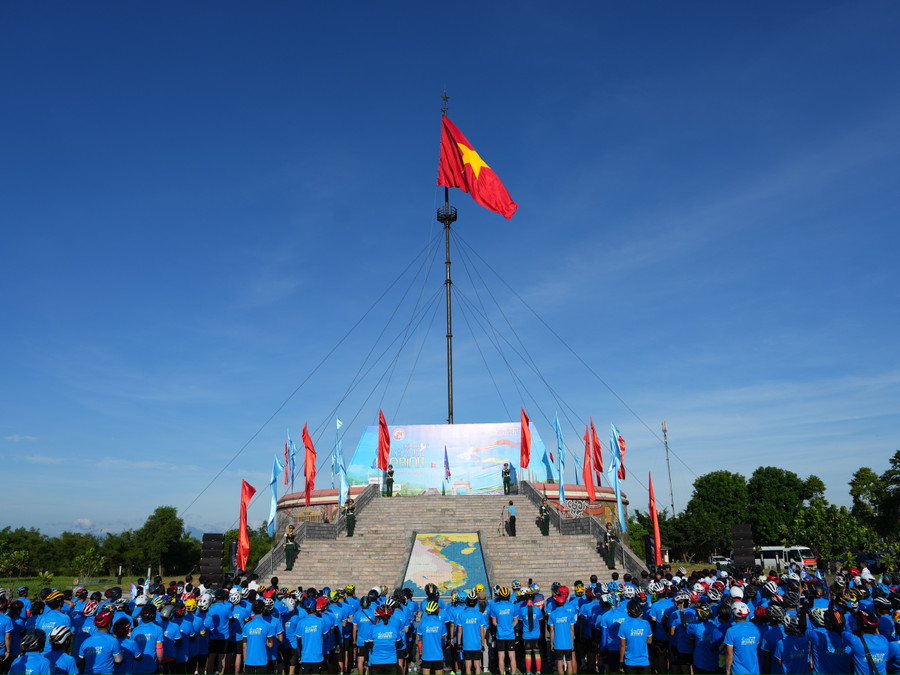 Các vận động viên làm lễ xuất quân tại kỳ đài Hiền Lương. Các vận động viên làm lễ xuất quân tại kỳ đài Hiền Lương.