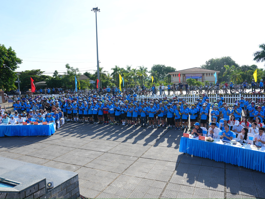 Tham gia ngày hội đạp xe Vì hòa bình có khoảng 600 vận động viên. Tham gia ngày hội đạp xe Vì hòa bình có khoảng 600 vận động viên.