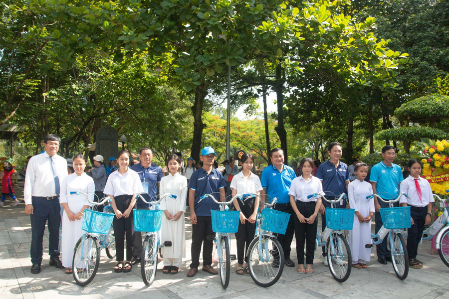 Ban tổ chức tặng quà cho học sinh khó khăn. Ban tổ chức tặng quà cho học sinh khó khăn.