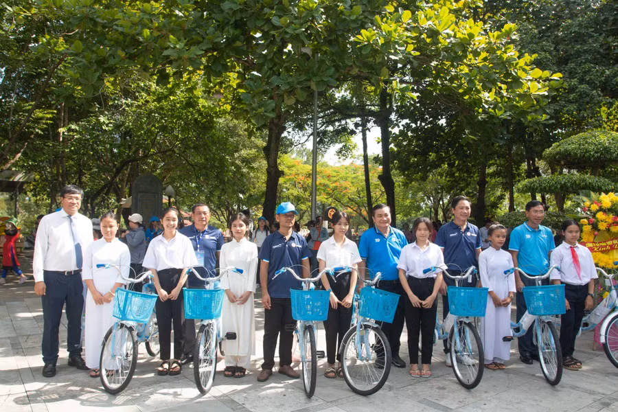 Ban tổ chức tặng quà cho học sinh khó khăn. Ban tổ chức tặng quà cho học sinh khó khăn.