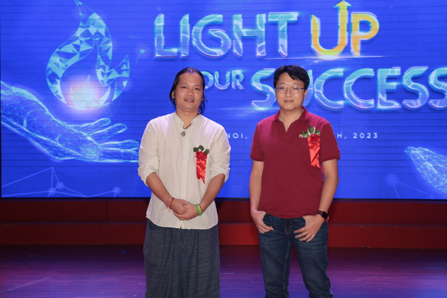 Hai chuyên gia tư vấn cho các bạn trẻ: Thao túng AI - làm chủ tương lai!