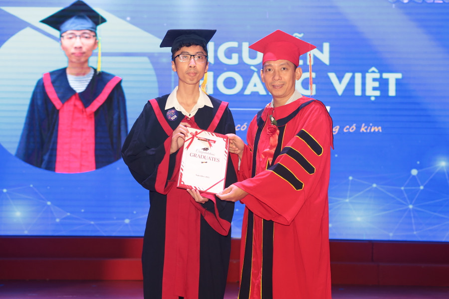 Niềm vui ngày nhận bằng tốt nghiệp của các bạn trẻ.