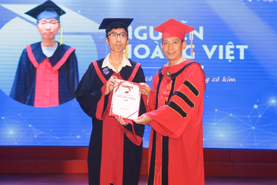 Niềm vui ngày nhận bằng tốt nghiệp của các bạn trẻ.