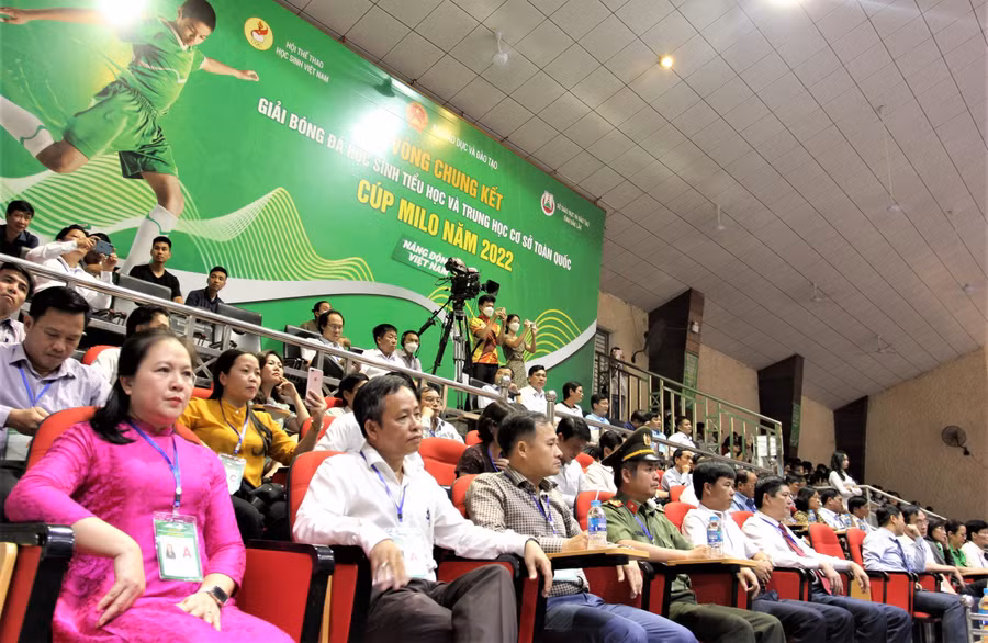 Đại diện lãnh đạo các sở, ngành địa phương dự khai mạc và xem các trận đấu tại giải.