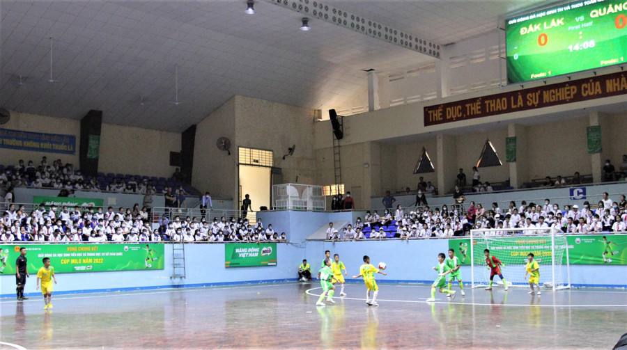 Một pha bóng trong trận đấu ở khối tiểu học giữa chủ nhà Đắk Lắk và Quảng Trị. Một pha bóng trong trận đấu ở khối tiểu học giữa chủ nhà Đắk Lắk và Quảng Trị.