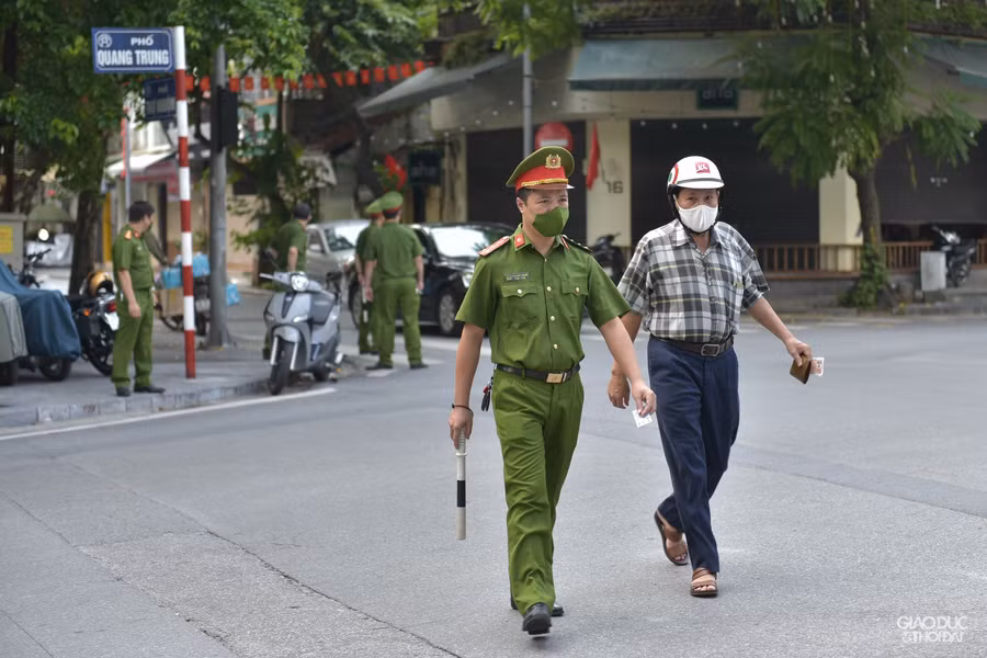 Tại đường Quang Trung - phường Quang Trung lực lượng chức năng cũng tiến hành kiểm tra, xử lý người ra đường không có lý do chính đáng.